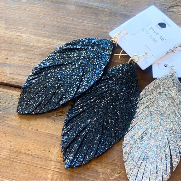 Glitter feather earrings - Picture 2 of 4